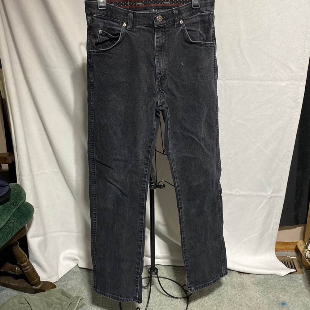 Men wrangle jeans​​​